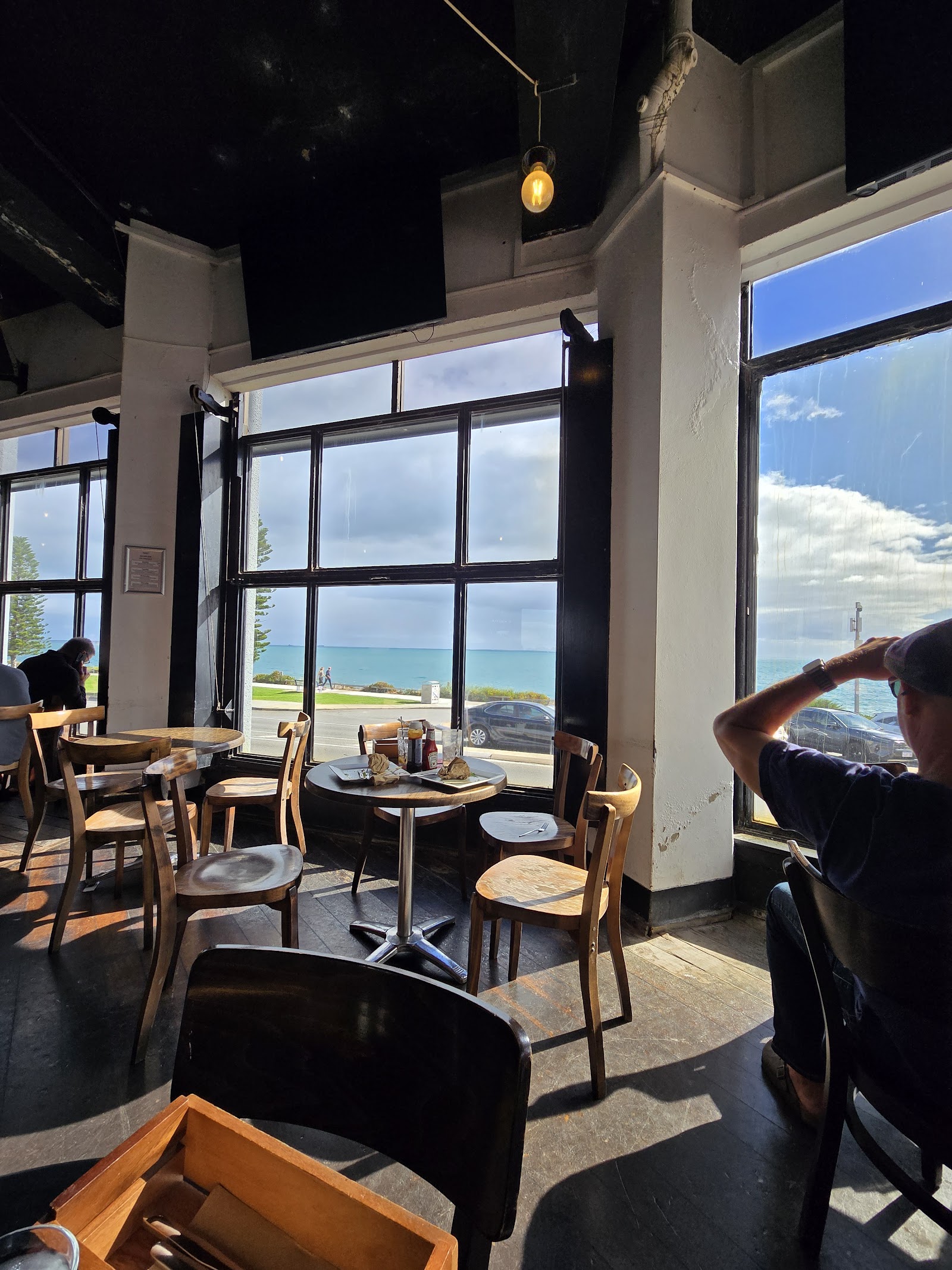 Saloon Bar Ocean Beach Hotel